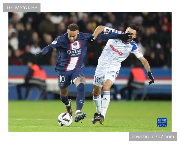 特写镜头：斯特拉斯堡前锋阿德里安·托马森伤退，疑似腿部拉伤